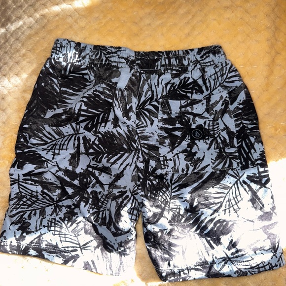 Volcom size 4t 2-sets - Picture 3 of 10